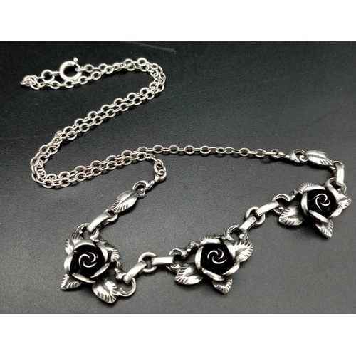 940 - A Rare Elegant Silver Floral Necklace Made by Theodor Klotz.
Circa 1930. 42cm length.