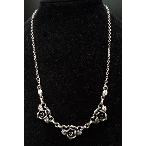 940 - A Rare Elegant Silver Floral Necklace Made by Theodor Klotz.
Circa 1930. 42cm length.