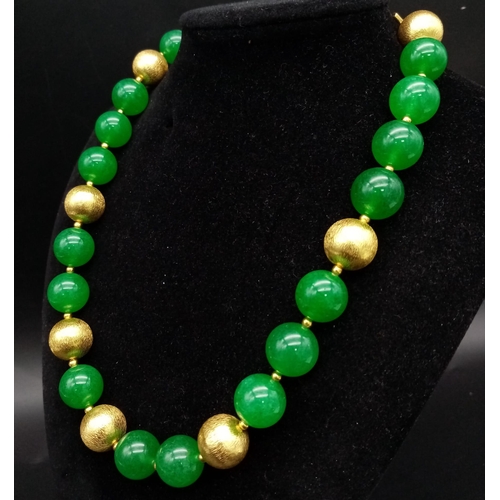 167 - A high quality green jade and richly gilded necklace and earrings set, presented in a case. Necklace... 