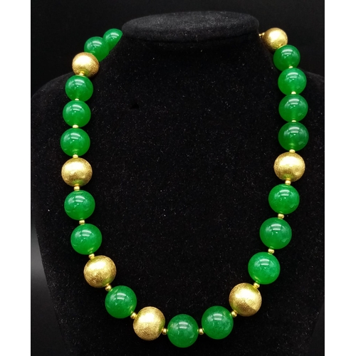 167 - A high quality green jade and richly gilded necklace and earrings set, presented in a case. Necklace... 