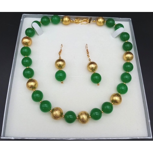 167 - A high quality green jade and richly gilded necklace and earrings set, presented in a case. Necklace... 