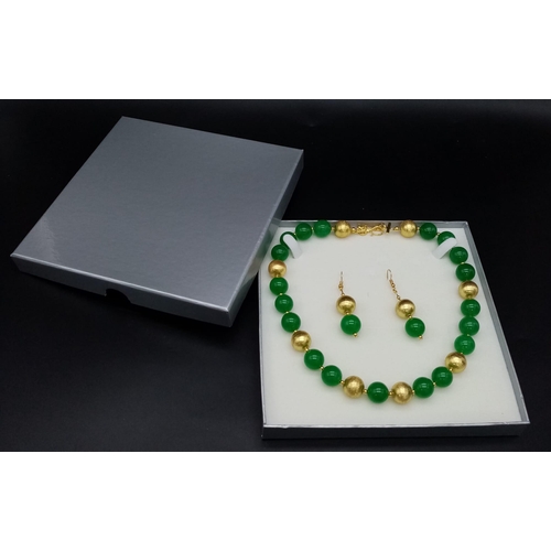 167 - A high quality green jade and richly gilded necklace and earrings set, presented in a case. Necklace... 