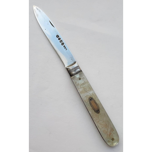 736 - An 1843 Silver Folding Fruit Knife by John Tongue of Summer Row, Birmingham.
Set in a stunning Mothe... 