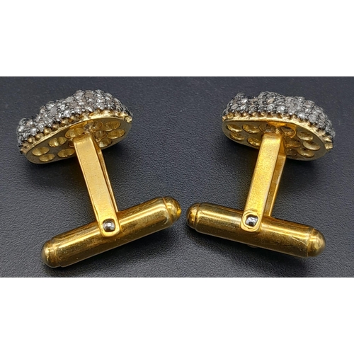 788 - A Pair of Skull Encrusted Diamond Gilded Cufflinks. 1.80ctw.
Ref: 7422