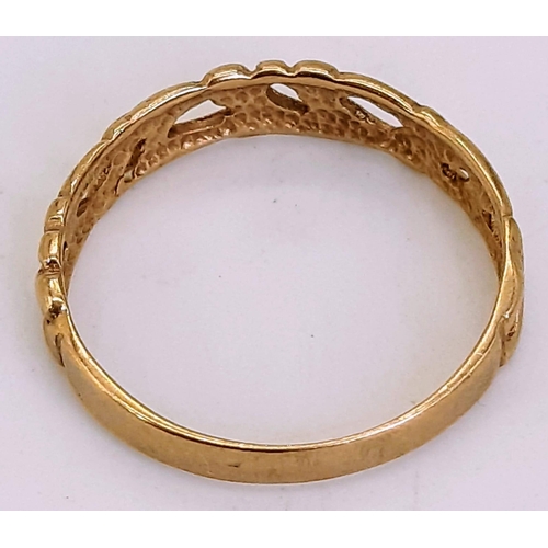 451 - A 9K Yellow Gold Decorative Pierced Band Ring. Size N. 1.23g weight.