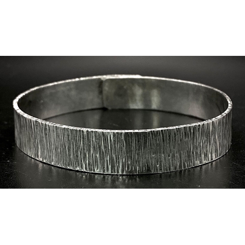 898 - A Vintage 925 Sterling Silver Clip Bangle. Bark effect decoration. Edinburgh hallmarks. 24.58g weigh... 