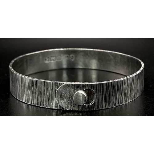 898 - A Vintage 925 Sterling Silver Clip Bangle. Bark effect decoration. Edinburgh hallmarks. 24.58g weigh... 