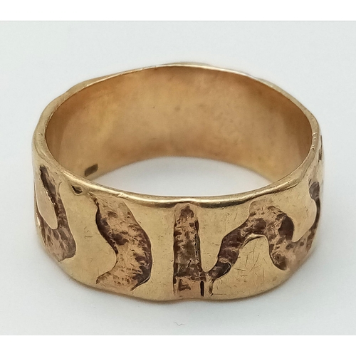 460 - A Vintage 9K Gold Band Ring with Primitive Decoration. Size T/U. 7.11g weight.