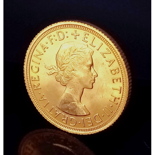 100 - A 1962 Queen Elizabeth II 22K Gold Full Sovereign. EF/UNC.