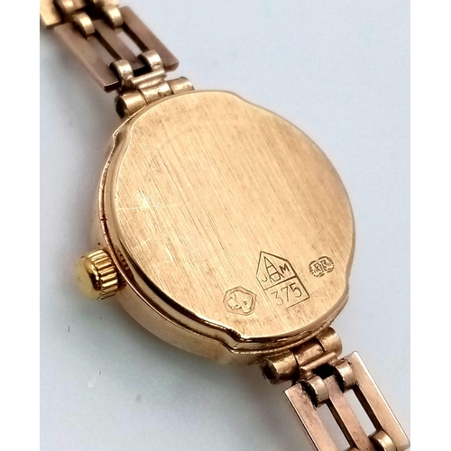 786 - 9kt Yellow Gold Accurist Quartz Watch on Bracelet.
Not currently in working order, a/f.
Face: 14.5mm... 