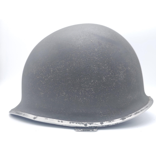 173 - WW2 US Front Split Seam M1 Helmet with insignia of the 29 th Infantry Division.