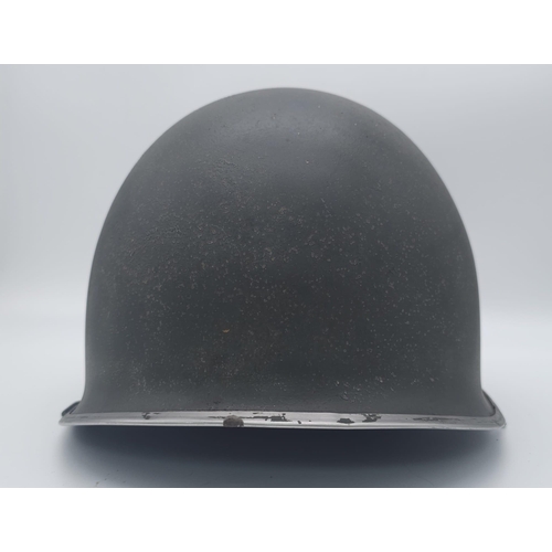 173 - WW2 US Front Split Seam M1 Helmet with insignia of the 29 th Infantry Division.