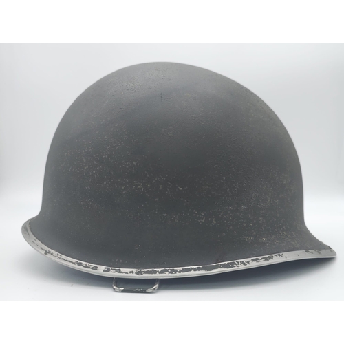 173 - WW2 US Front Split Seam M1 Helmet with insignia of the 29 th Infantry Division.