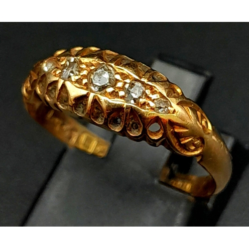 559 - A 18K YELLOW GOLD ANTIQUE DIAMOND 5 STONE RING WITH OLD CUT DIAMONDS. HALLMARKED 1911 BIRMINGHAM 2.5... 