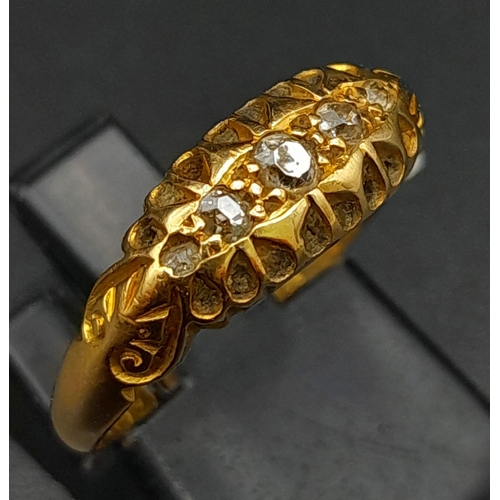 559 - A 18K YELLOW GOLD ANTIQUE DIAMOND 5 STONE RING WITH OLD CUT DIAMONDS. HALLMARKED 1911 BIRMINGHAM 2.5... 