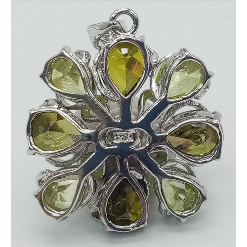 847 - Sterling Silver Stone Set Flower Fancy Pendant.
2.5cm diameter.
Weight: 10.5g
SC-3043