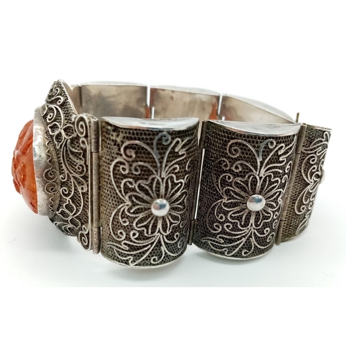 875 - Sterling Silver Carved Stone Bracelet.
18cm in length.
Weight: 45g
SC-3038