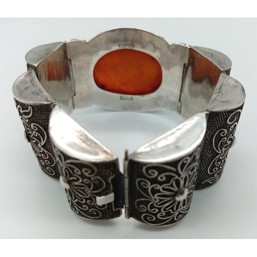 875 - Sterling Silver Carved Stone Bracelet.
18cm in length.
Weight: 45g
SC-3038