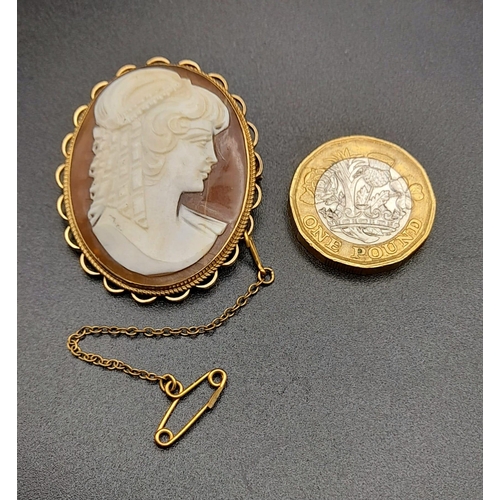 946 - A Vintage 9K Yellow Gold Cameo Brooch/Pendant of a Roman/Greek Goddess. 4.5cm. 9.66g total weight.