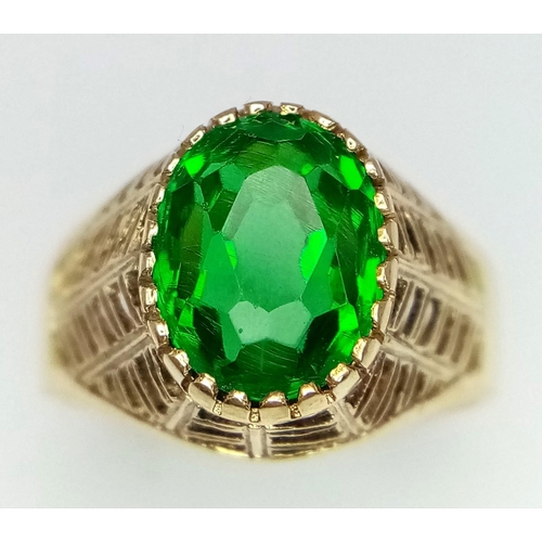 942 - 9K Gold Green Stone Ring. WEIGHT: 3.67g