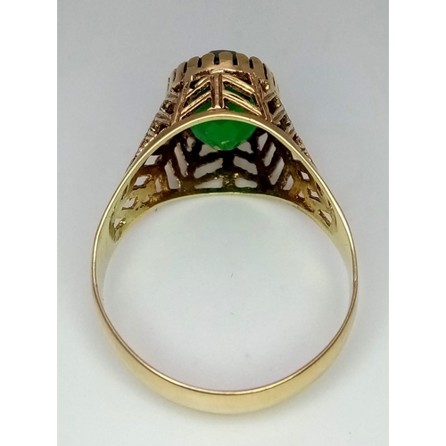 942 - 9K Gold Green Stone Ring. WEIGHT: 3.67g