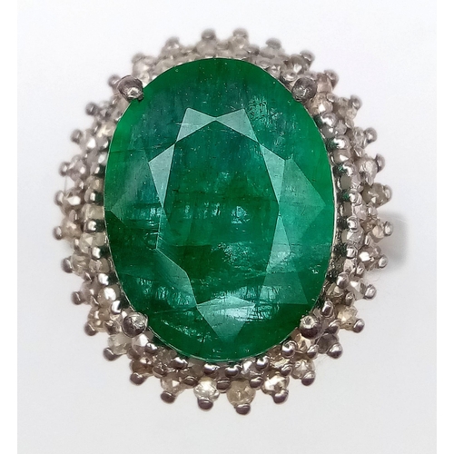 604 - A 6.70ct Oval Emerald Gemstone Ring with 0.75ctw of Diamond Halos. Set in 925 Silver. Size N. 5.75g ... 