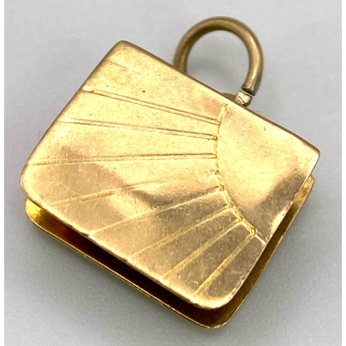 658 - 9K Yellow Gold Jewellery Box Charm/Pendant.
Opens to reveal Gems inside.
Weight: 2.1g
SC-3047