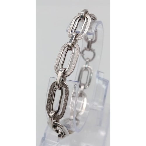 869 - Italian 9K White Gold Elongated-Link Bracelet.
Measures 20cm in lenght.
Weight: 8.7g