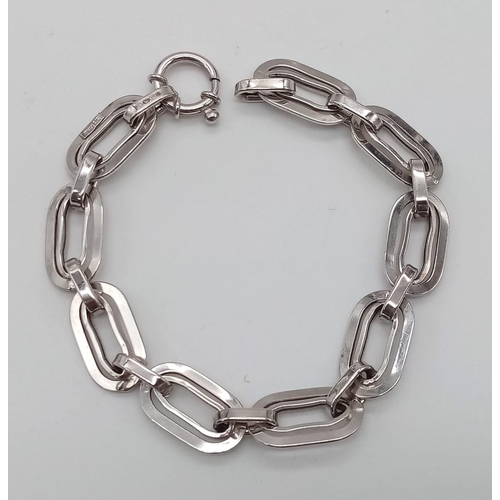 869 - Italian 9K White Gold Elongated-Link Bracelet.
Measures 20cm in lenght.
Weight: 8.7g