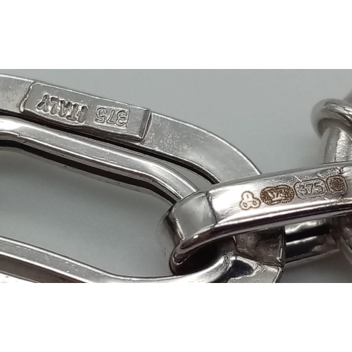 869 - Italian 9K White Gold Elongated-Link Bracelet.
Measures 20cm in lenght.
Weight: 8.7g