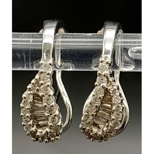 876 - Stunning pair of 18K White Gold Diamond Earrings.
Baguette and round cut diamonds (0.31ct). 
Weight:... 