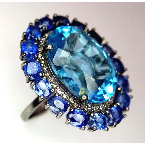 123 - An Ice-Blue Topaz Ring with Kyanite and Rose-Cut Diamond Halos. Set in 925 Sterling silver. Topaz - ... 