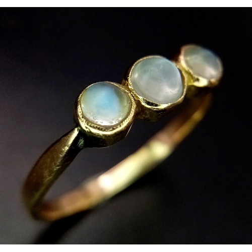 321 - A 14K YELLOW GOLD MOONSTONE TRILOGY RING 2.1G SIZE R