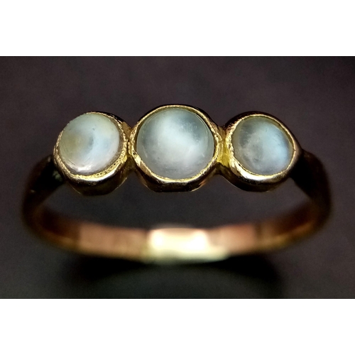 321 - A 14K YELLOW GOLD MOONSTONE TRILOGY RING 2.1G SIZE R