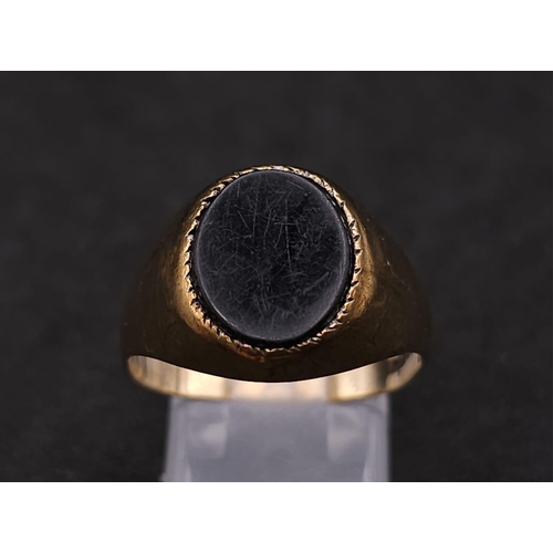 630 - A VINTAGE 9K ROSE GOLD SIGNET RING WITH BLACK ONYX STONE.  3.6gms   size T