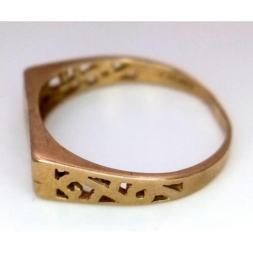 832 - 9K Yellow Gold Sister Ring.
Size: O
Weight: 1.7g
SC-3068