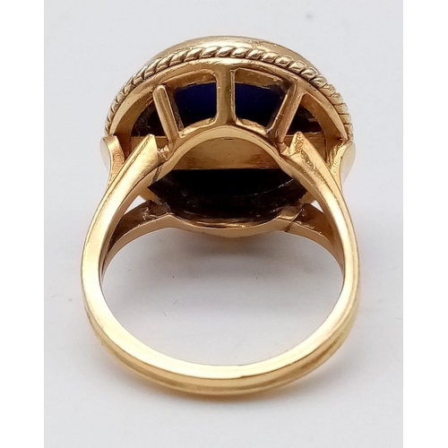 561 - A 14K ROSE AND YELLOW GOLD REGAL SEAL STYLE RING WITH CENTRAL LAPIS STONE. 9.7gms   size K