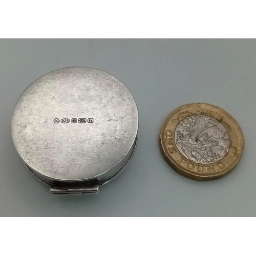 566 - An elegant, SHEFFIELD Sterling Silver Pillbox.
Fully hallmarked and set with a stunning Mother of Pe... 