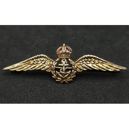 569 - A WWII ROYAL NAVAL AIR ARM SWEETHEART BROOCH IN 9K GOLD .  3.4gms   5cms width