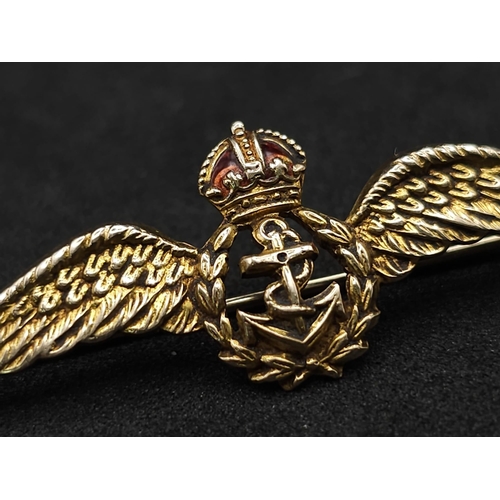 569 - A WWII ROYAL NAVAL AIR ARM SWEETHEART BROOCH IN 9K GOLD .  3.4gms   5cms width