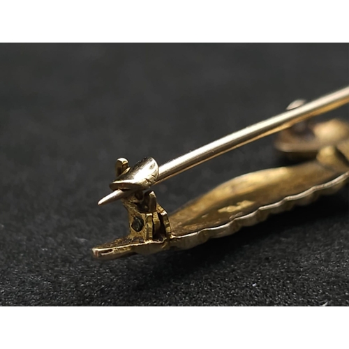 569 - A WWII ROYAL NAVAL AIR ARM SWEETHEART BROOCH IN 9K GOLD .  3.4gms   5cms width