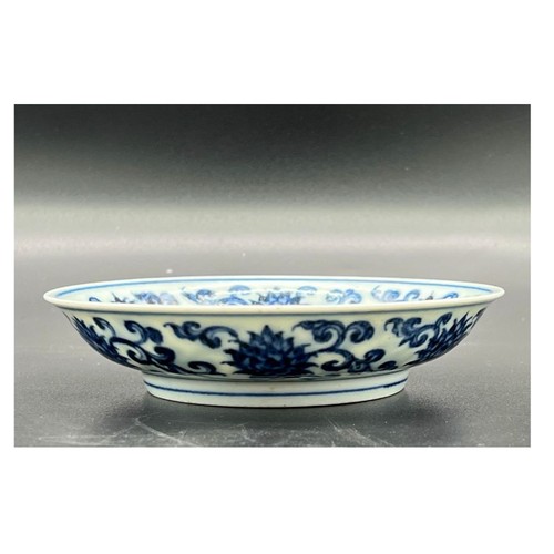 290 - A blue and white plate with ganoderma patterns; Xuande; Ming Dynasty.
Diameter of Top 18cm, Diameter... 