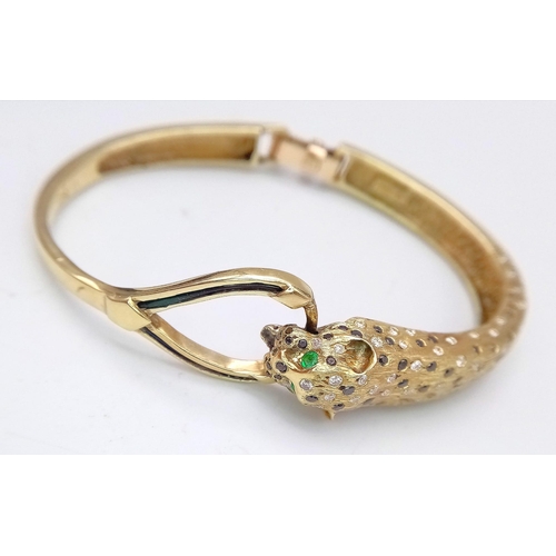 947 - 9kt Yellow Gold Bracelet with Diamond encrusted Leopard.
Stunning design of the Emerald eyed leopard... 