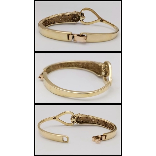 947 - 9kt Yellow Gold Bracelet with Diamond encrusted Leopard.
Stunning design of the Emerald eyed leopard... 