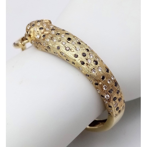 947 - 9kt Yellow Gold Bracelet with Diamond encrusted Leopard.
Stunning design of the Emerald eyed leopard... 