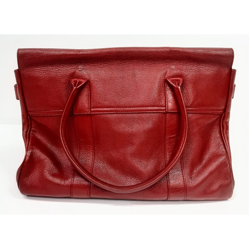 183 - Mulberry Bayswater Red Bag.
Classic grain patterning in quality leather. Gold tone hardware. Great s... 