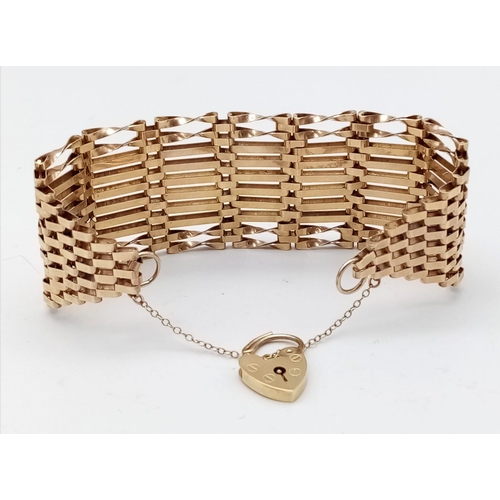 109 - A wonderful 9 K yellow gold bracelet with a love padlock clasp and safety chain. Width: 34.6 mm, wei... 