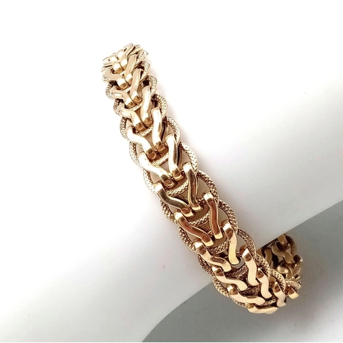 361 - A beautiful, 9 K yellow gold, Italian design, fancy link bracelet, length: 19 cm, weight: 13,2 g.