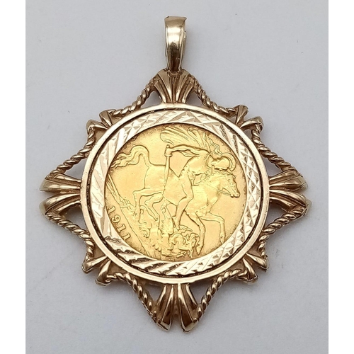 365 - A 9 K yellow gold pendant with a King George V sovereign, total weight: 7.7 g