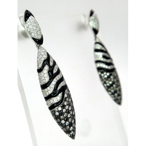 375 - Stunning pair of 18kt White Gold, Diamond encrusted Drop Earrings.
A unique 'pea-pod ' design adorne... 